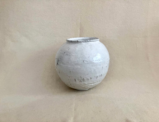 Round Vase (white)