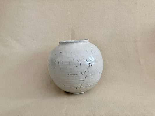 Round Vase (white)